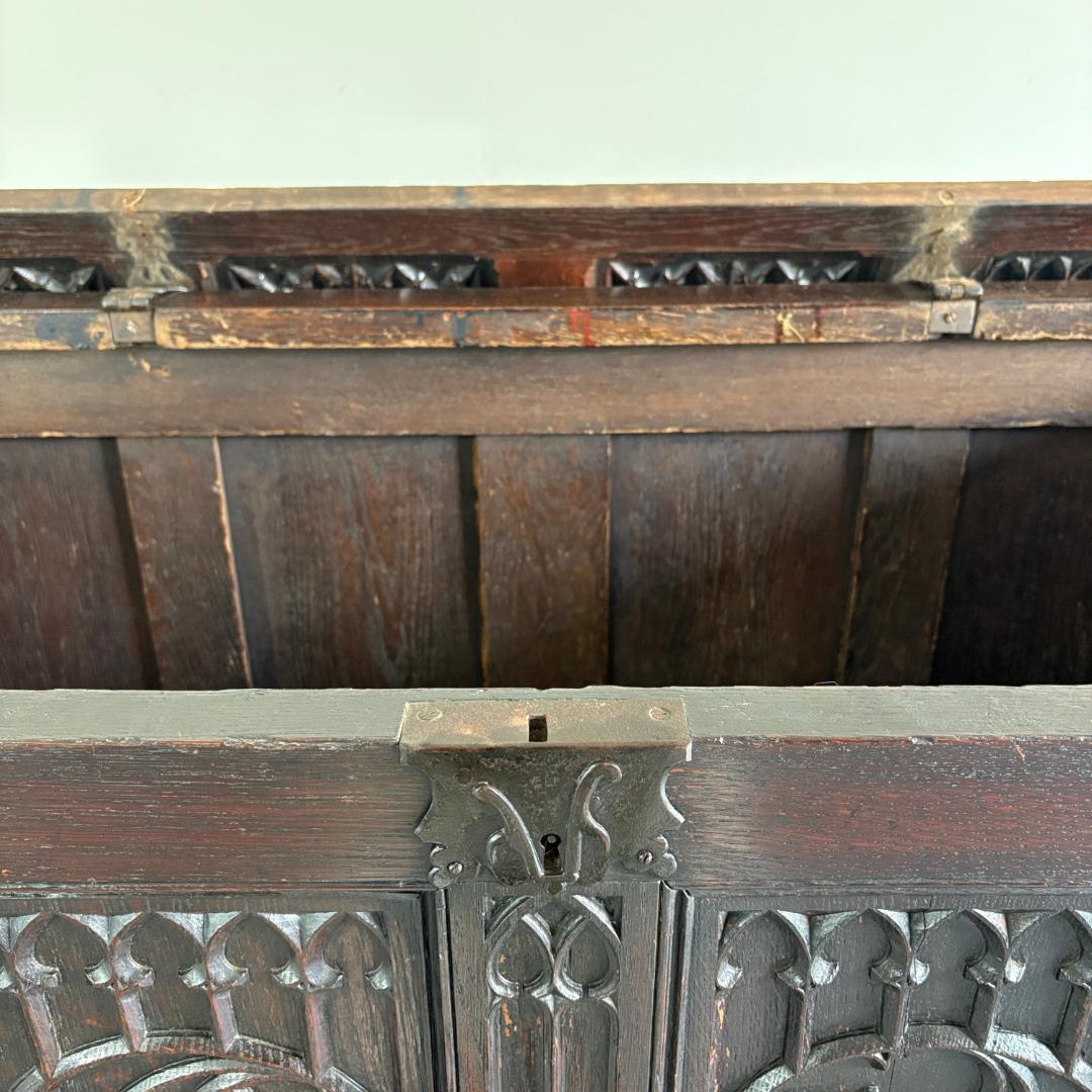 ゴシック様式　リネンフォールド　ブランケットボックス