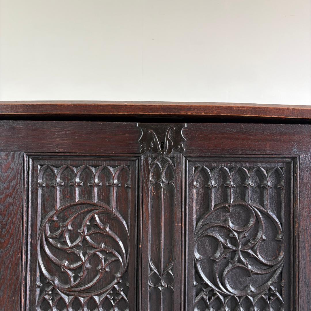 ゴシック様式　リネンフォールド　ブランケットボックス