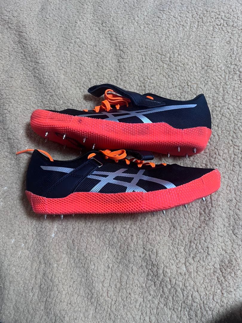 ASICS スパイクシューズ 黒/オレンジ