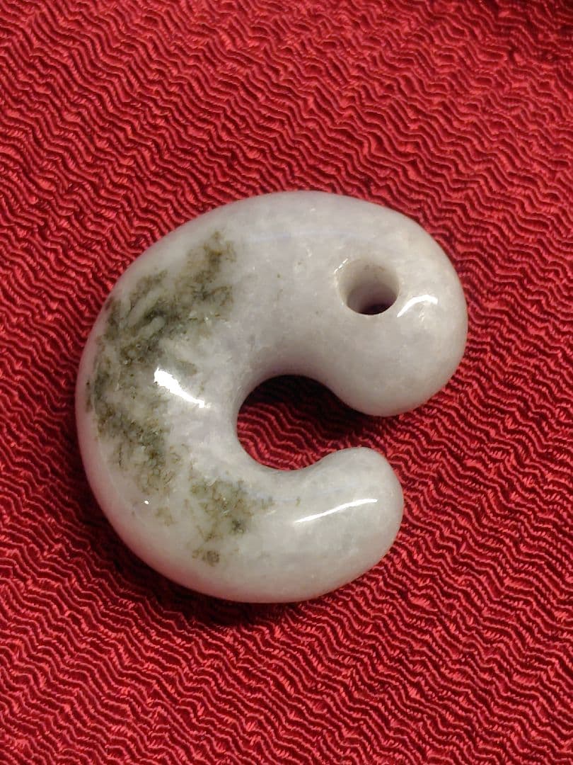 【みみ】糸魚川翡翠【勾玉】