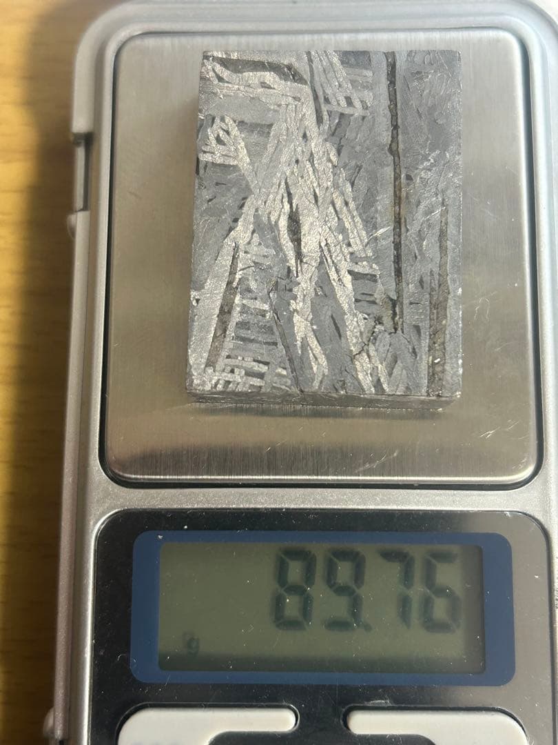 アルタイ鉄隕石。美しい長方形。約89.76g