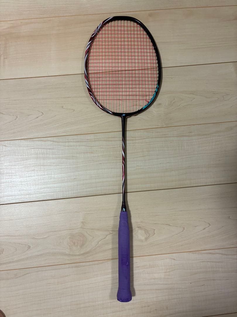 ジャンク品　アストロクス 100ZZバドミントンラケット 4U5G