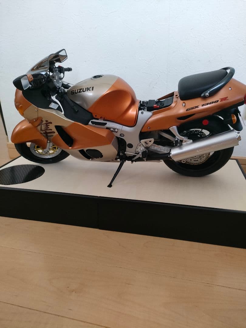 ディアゴスティーニ 1/4 スズキGSX1300R 隼