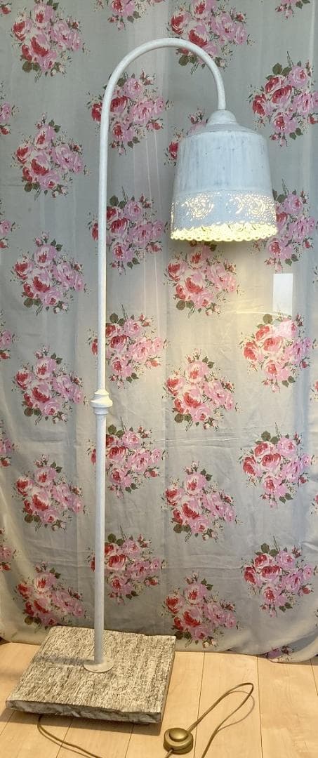 フランスより　浮かびあがる薔薇の模様　Coquecigruesのフロアランプ