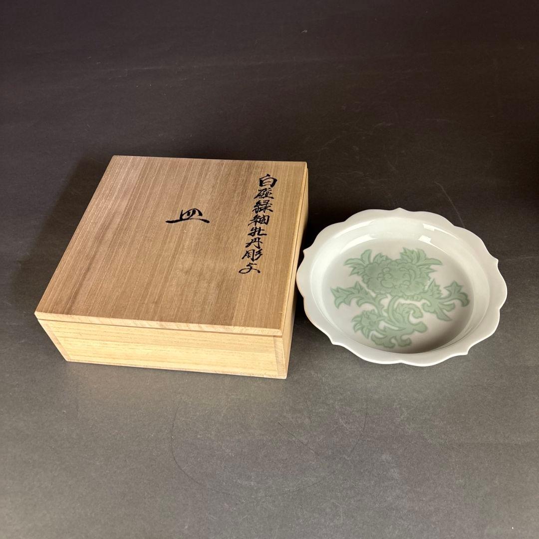 井上萬二　白磁緑釉牡丹彫文　皿　共箱