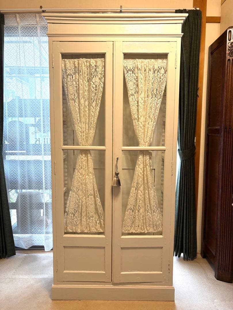 ♡フランスアンティーク　本棚　レース　ガラスキャビネット　ペディメント付　送料込