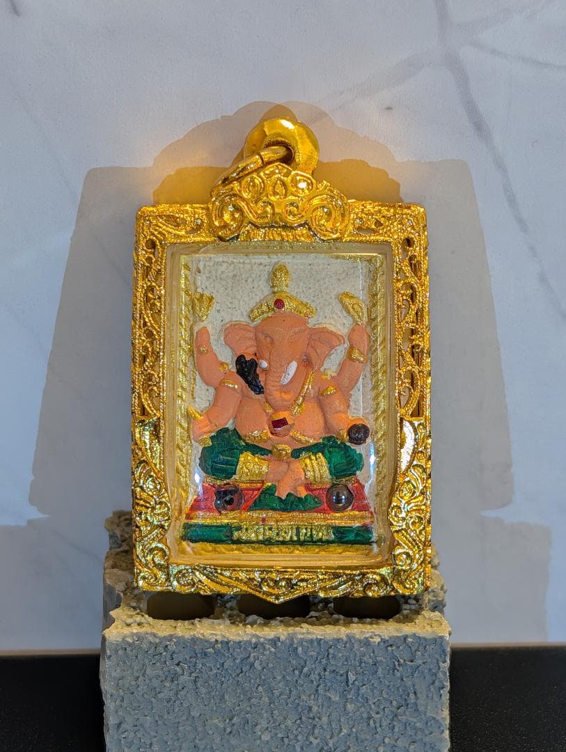 タイお守り　プラクルアン　ルアン・ポークン　ソムデット　2556年　(050)