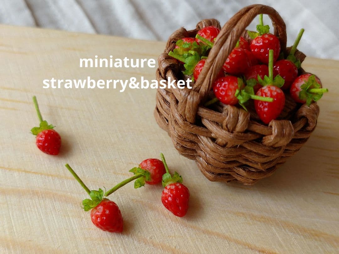 掌に乗る11粒の籠摘み苺