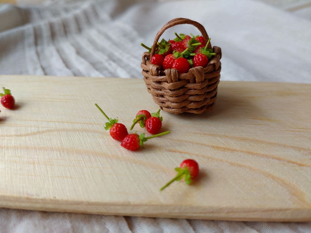 掌に乗る11粒の籠摘み苺