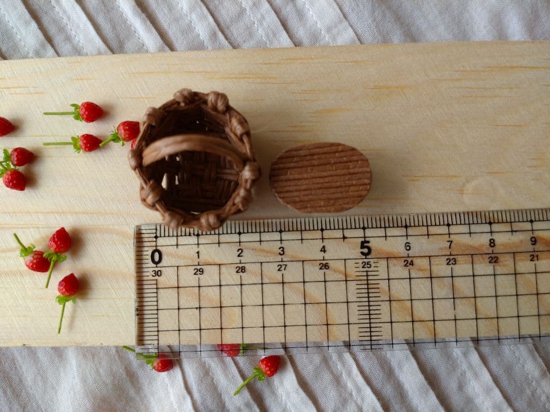 掌に乗る11粒の籠摘み苺