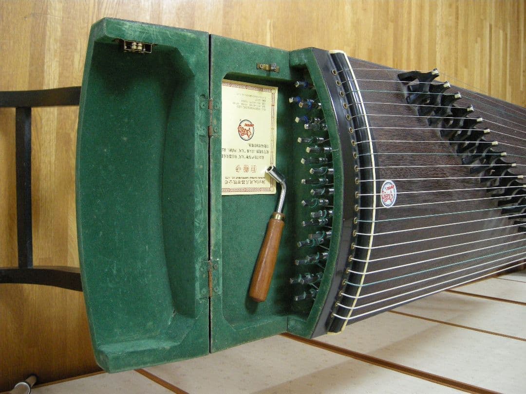 [直接引き取り限定】 京都市中京区［中古品］ 中国21弦古筝 王天一名入り