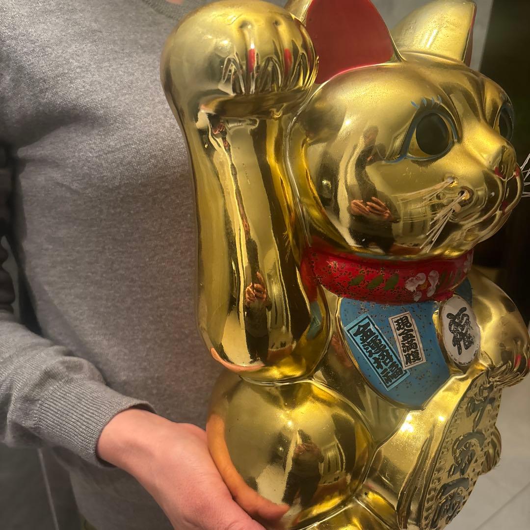 セブンスター様　ヴィンテージ手描きの瞳やまつ毛,前掛けが美しく黄金に輝く招き猫