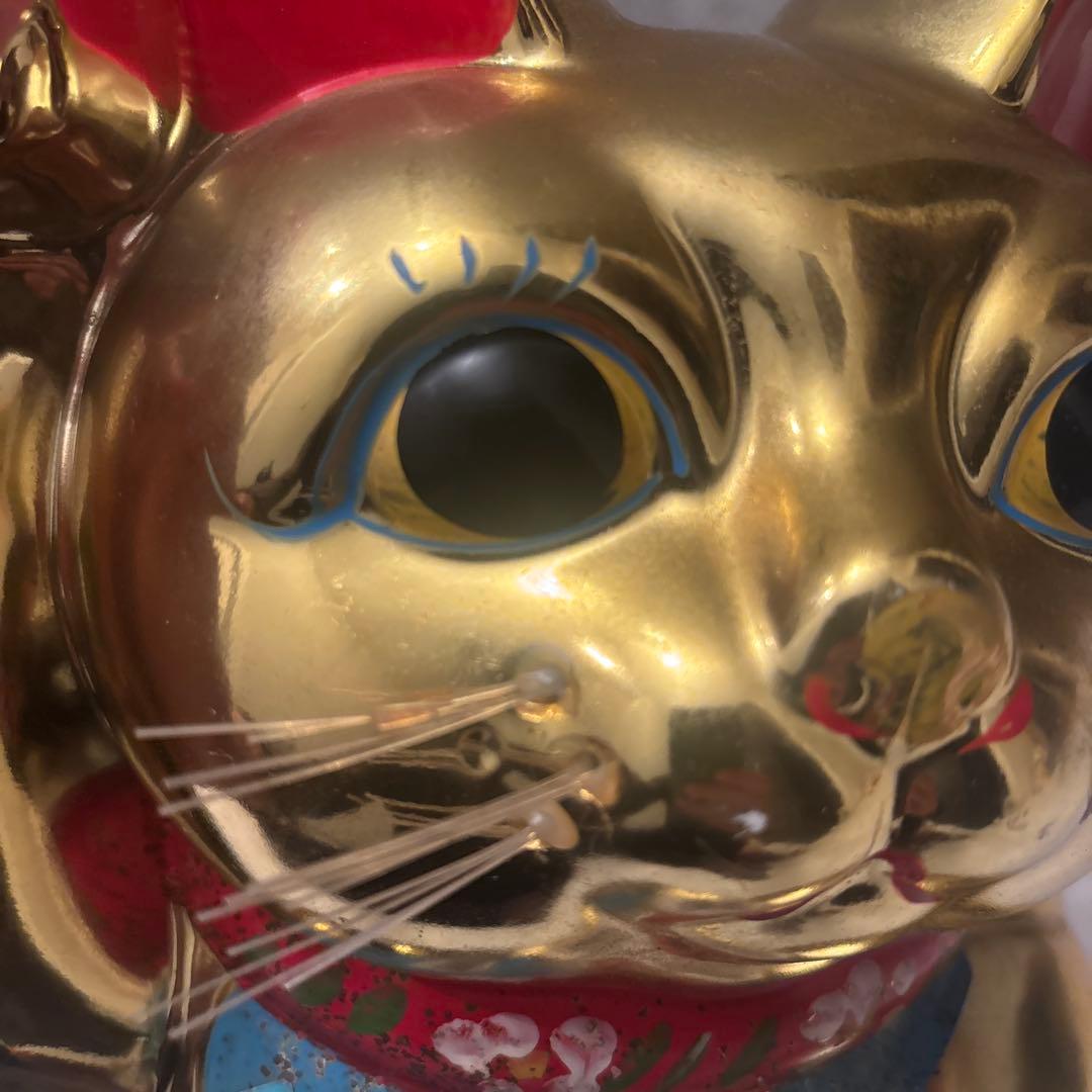 セブンスター様　ヴィンテージ手描きの瞳やまつ毛,前掛けが美しく黄金に輝く招き猫