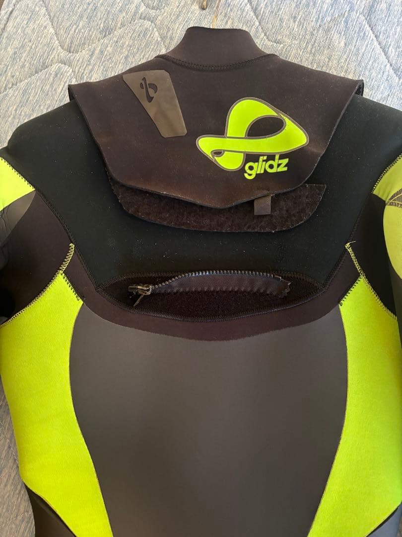 glidz セミドライスーツ ブラック/グリーン　5㎜3㎜