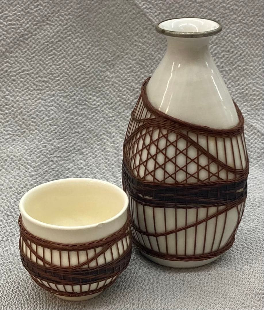 B25s  砥部焼　「淡黄磁竹編飾り付き酒器」銚子　猪口　古砥部　愛山向井　愛媛