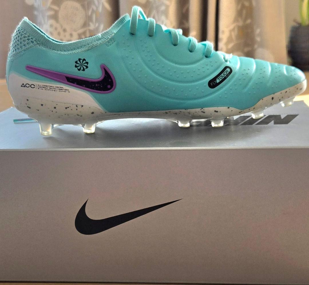 サッカースパイク　ナイキ　ティエンポ