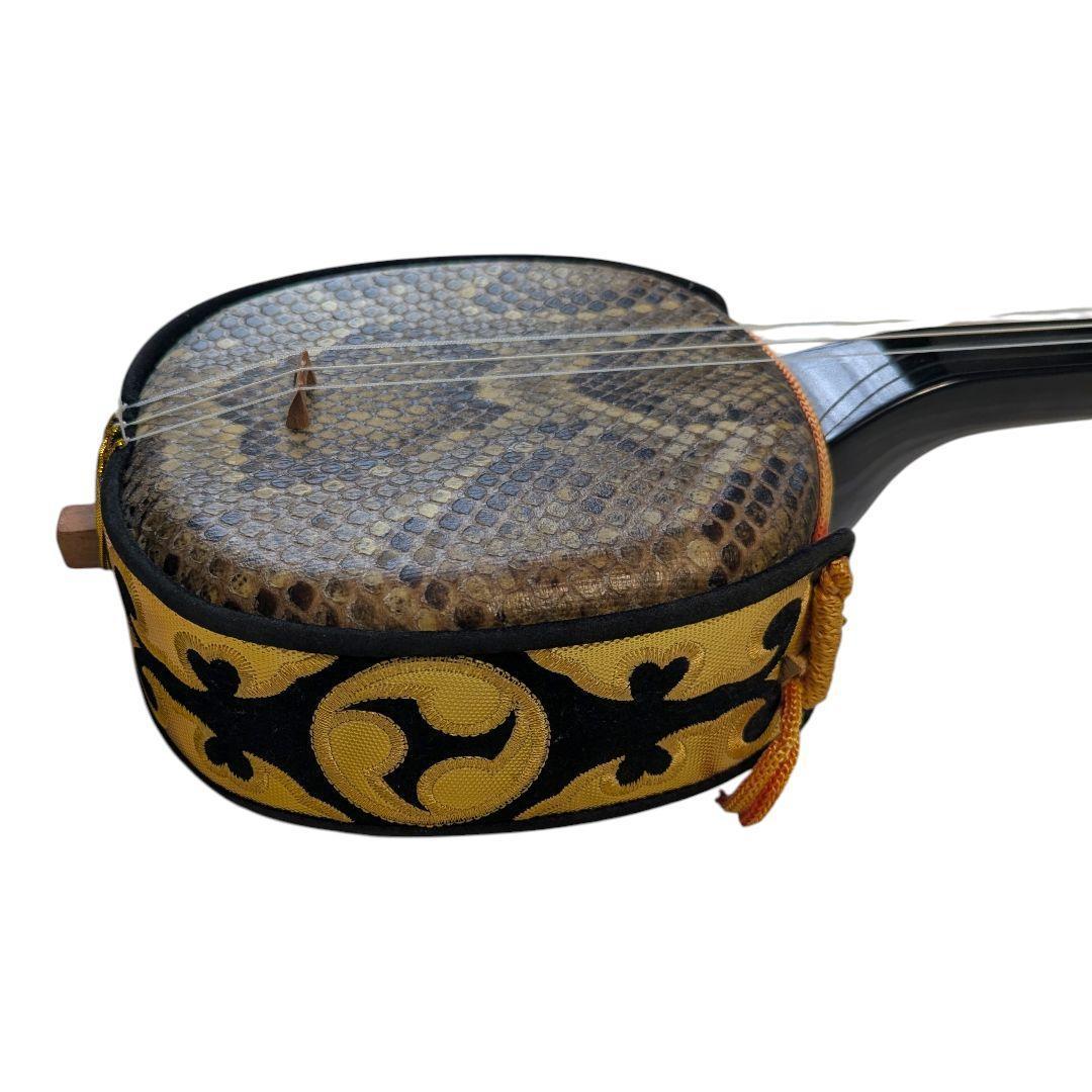 【極美品】沖縄 三線 本蛇革 強化張り 黒塗り棹 蛇皮 ハードケース 爪