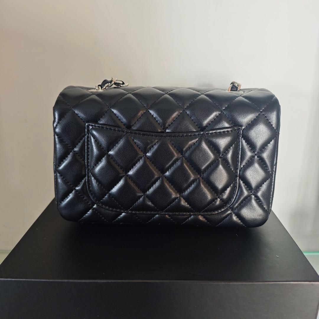 キルティングデザインのブラックショルダーバッグ、チェーンストラップ付き