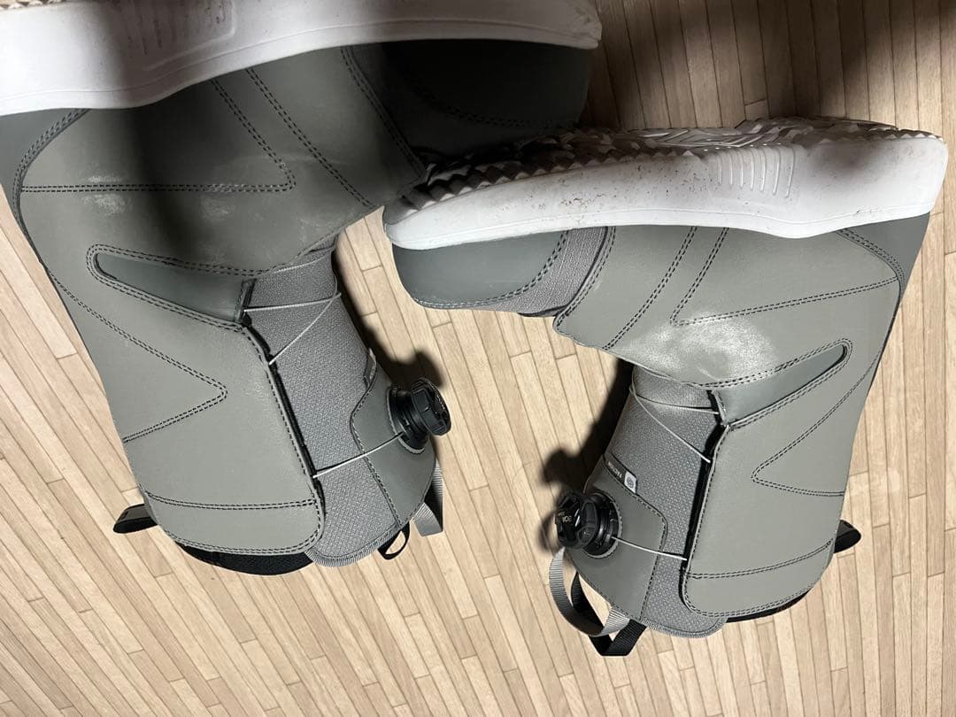 サロモン(SALOMON)ブーツになります。