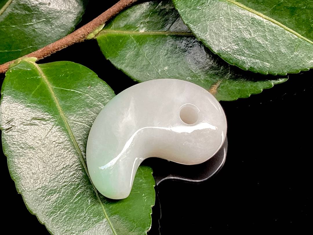 ✳premium一流の勾玉　コレクションレベルです‼️糸魚川翡翠淡いラベンダー入り