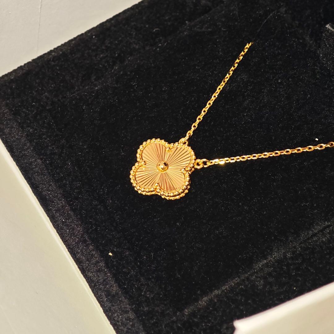 【実写画像】 金色 四葉のクローバーペンダントVCARP4KL00