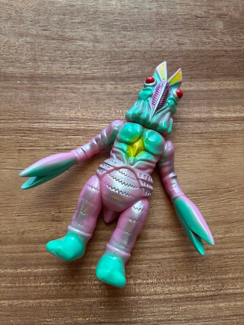 BEAMS M1号　バルタン星人2代目　ピンク