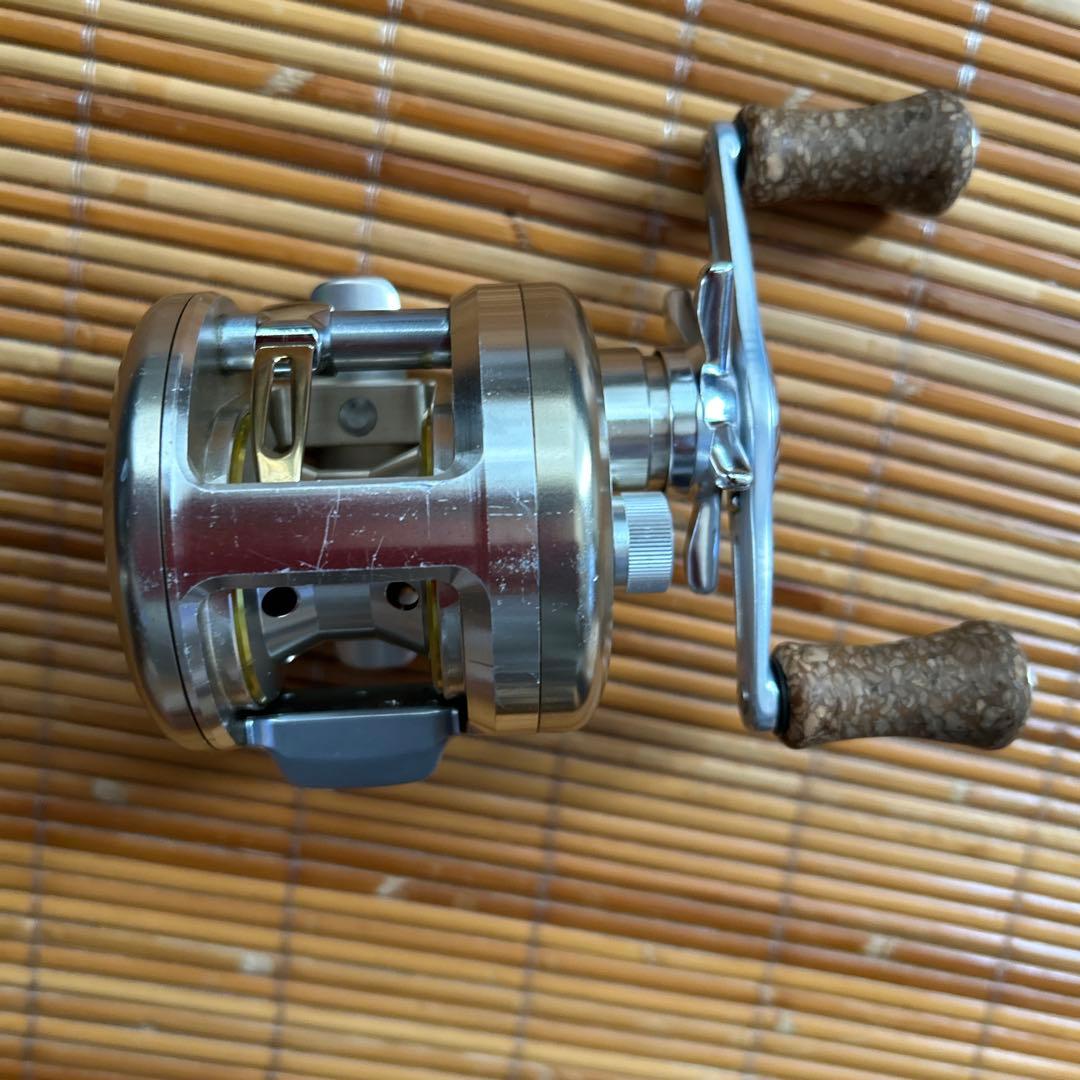 ダイワ　ミリオネア cv-z205 右ハンドル　外部調整ダイヤル