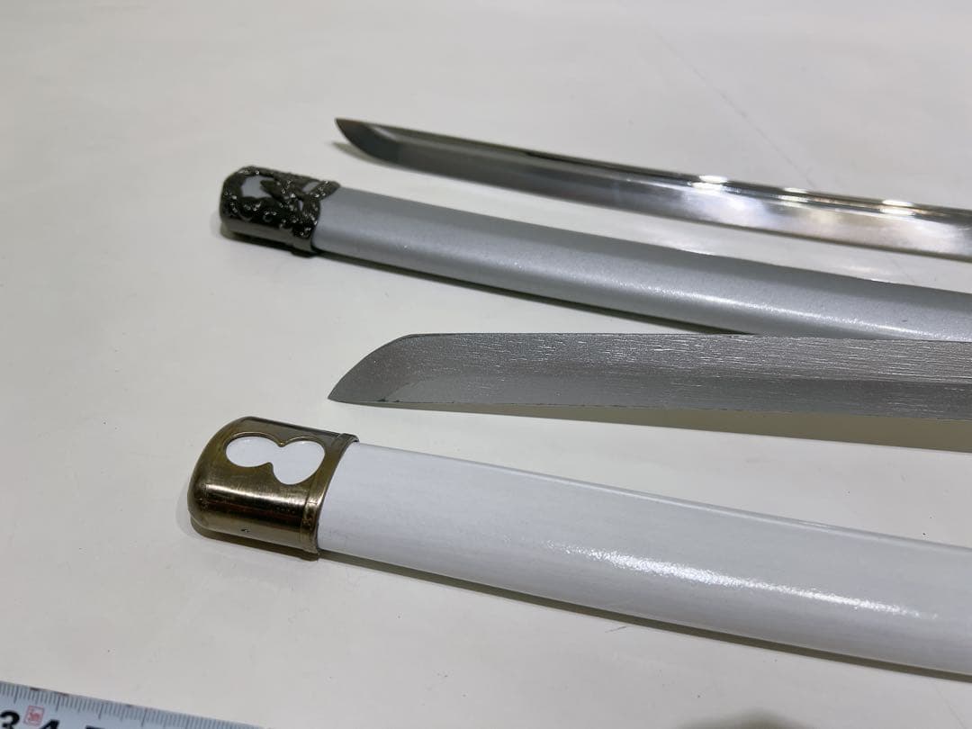 白色と銀色の二刀流刀　金属刀と木製刀の2本セット