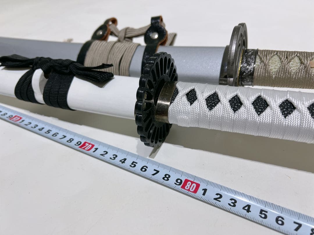 白色と銀色の二刀流刀　金属刀と木製刀の2本セット