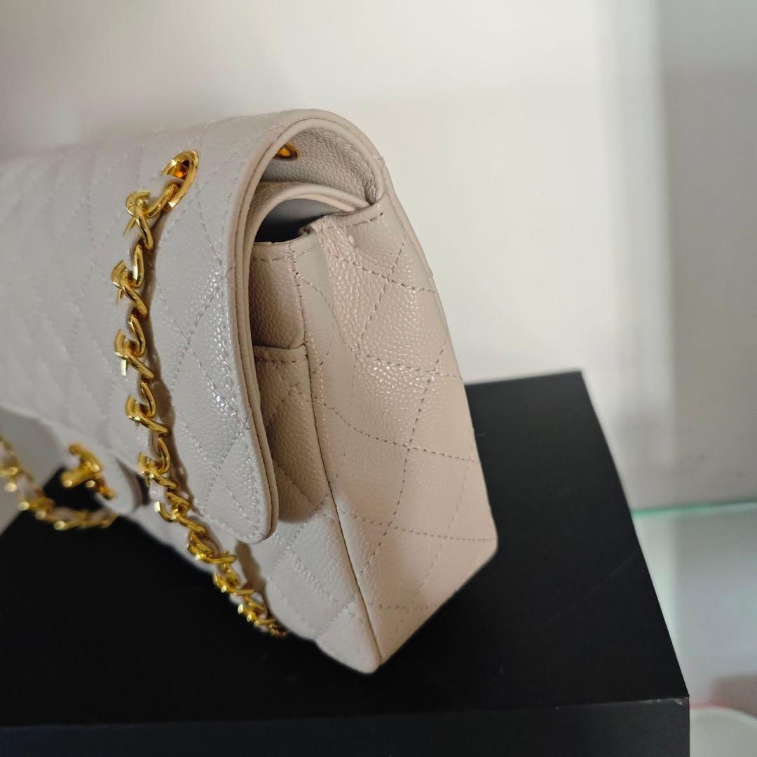 ホワイトのキルティングレザーにゴールドチェーンのショルダーバッグ