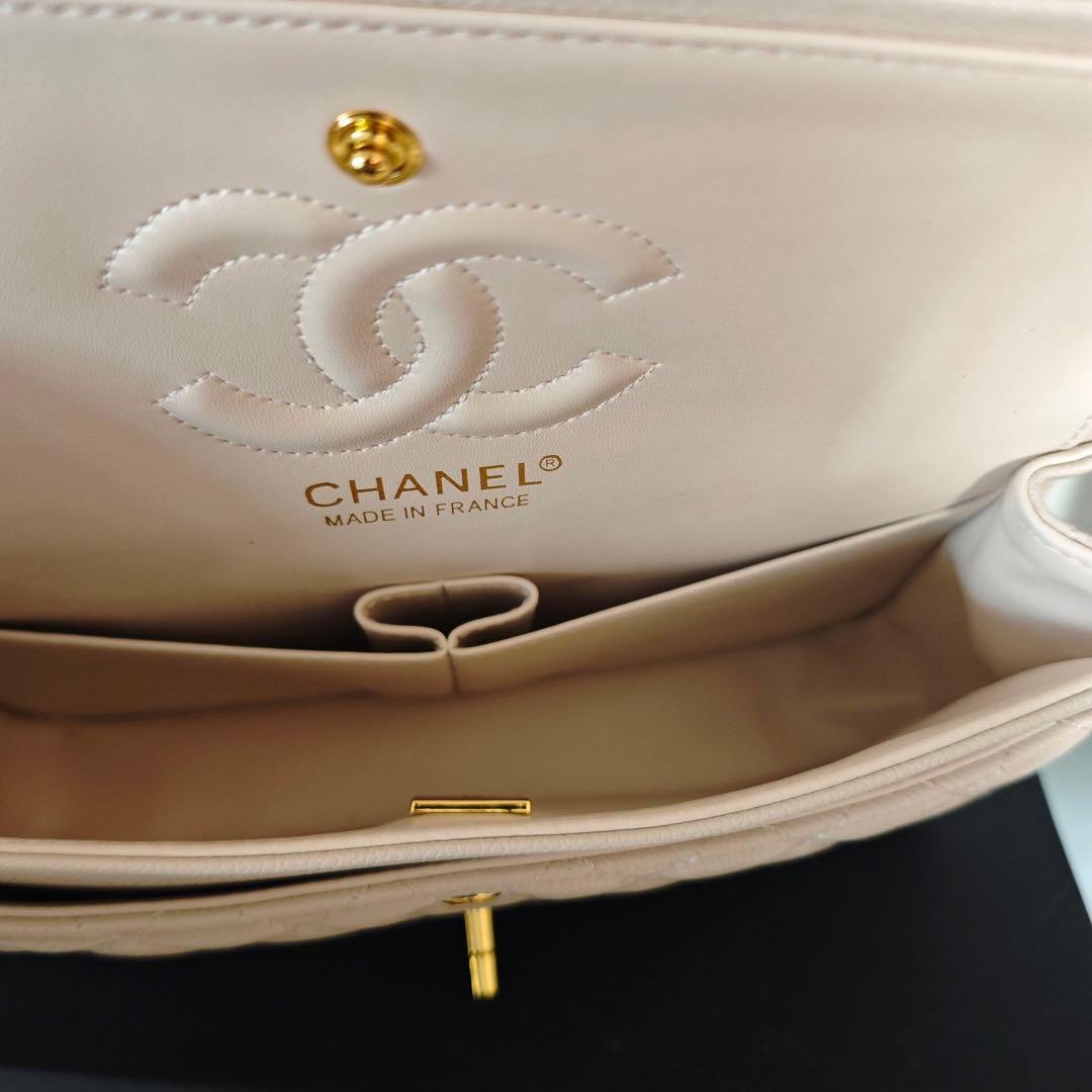 ホワイトのキルティングレザーにゴールドチェーンのショルダーバッグ