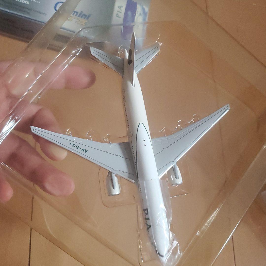 航空機・ヘリコプター PIA BOEING777-200