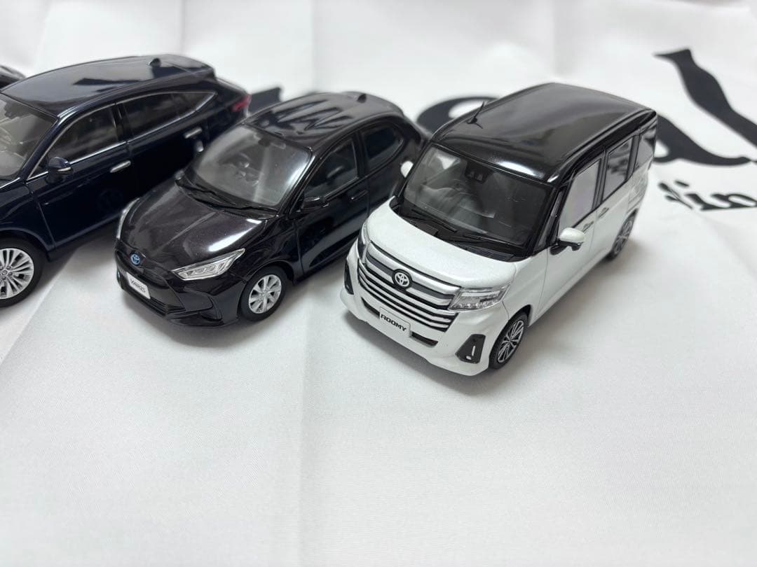 トヨタ カラーサンプル ミニカー 6台セット ヴォクシー ハリアー ヤリス
