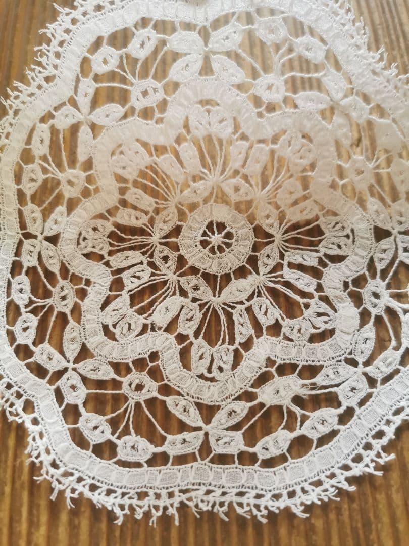 アンティークイタリア購入 ボビンレース編み リーフ＆フラワー ホール技法ドイリー