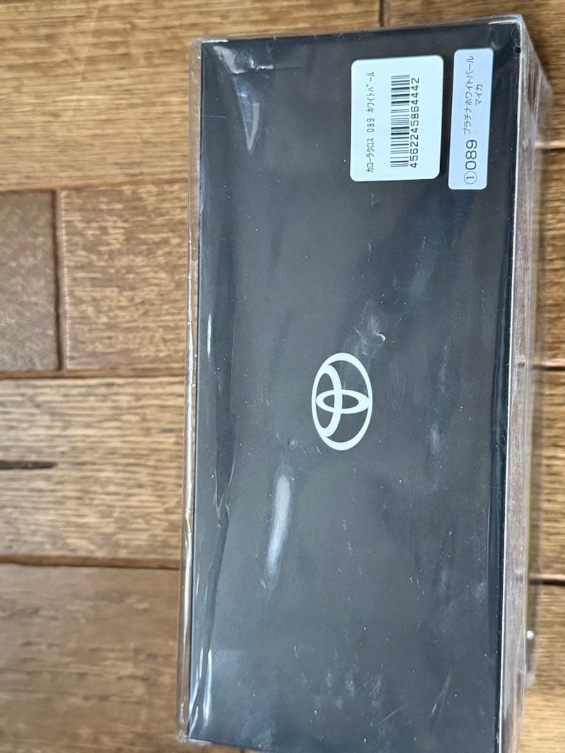 新型COROLLA CROSS ホワイトパールマイカ 1/30 カラーサンプル