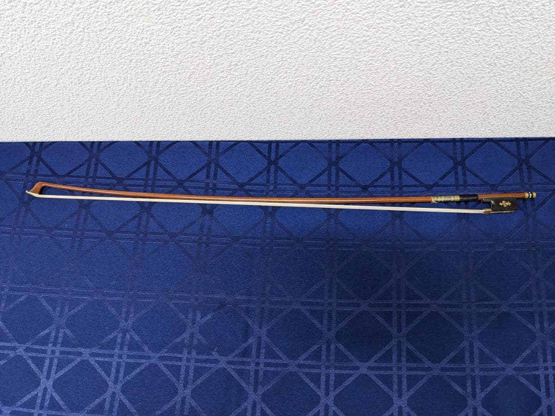 ビオラ弓　金色？のパーツに素敵な文様入り