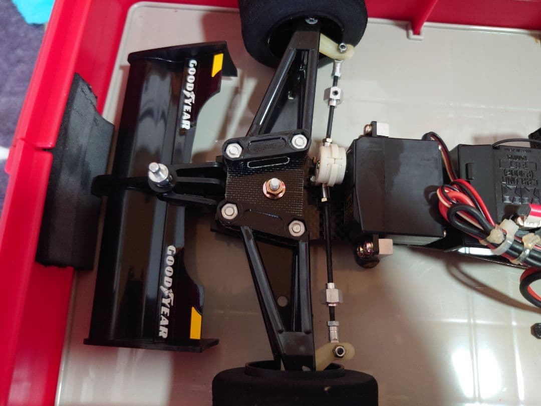 ＲＣフェラーリ Ｆ１８７＋京商PIT BOX(部品、タイヤ６セット)