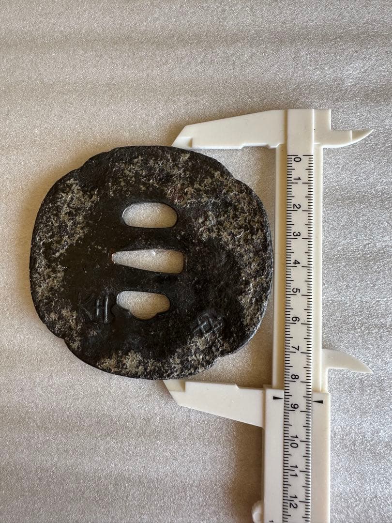 鍔 古鍔 鉄地 鐔　鉄地つば 刀装具 古美術 時代物 26A4