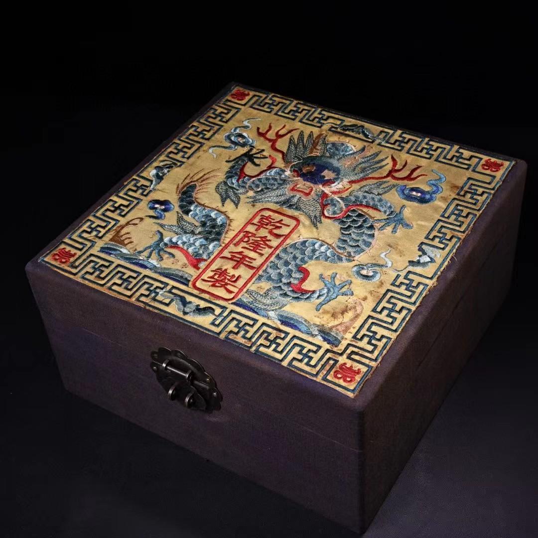 中国古美術・珍蔵粉彩・陶磁器の中皿・風景絵・置物・純手描き・刺繍の箱付・茶道具