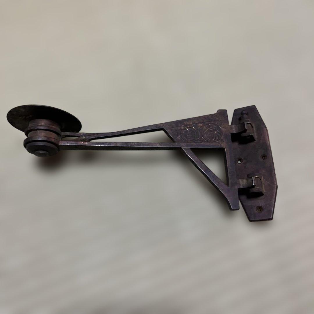 装飾的な金属製ヒンジ