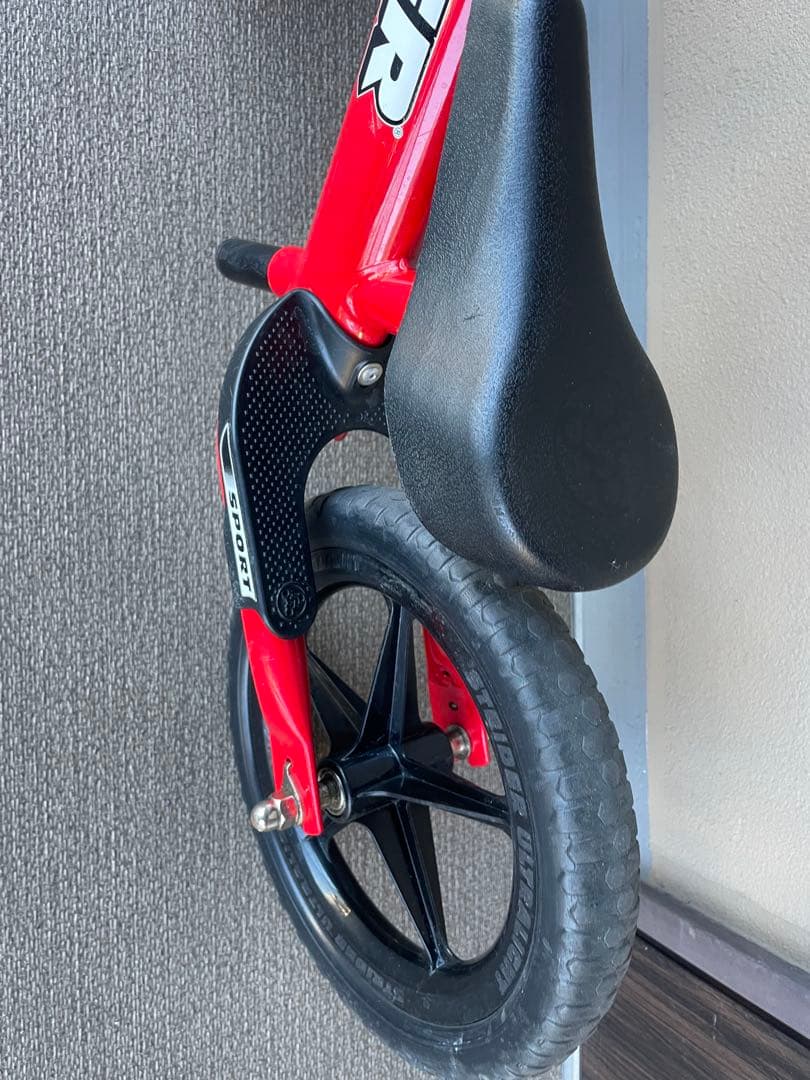 discovery 　STRIDER ストライダー　12インチ　赤