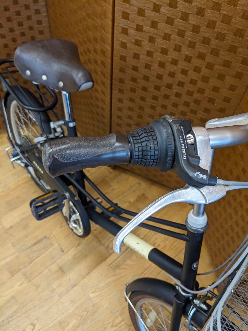 U096 ミニベロ自転車　20インチ 6段変速 カゴ付き　ブラック