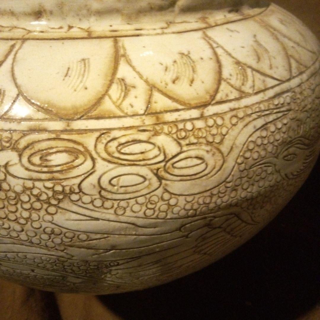 中国陶磁器　磁州窯　装飾的な彫刻の陶器壺