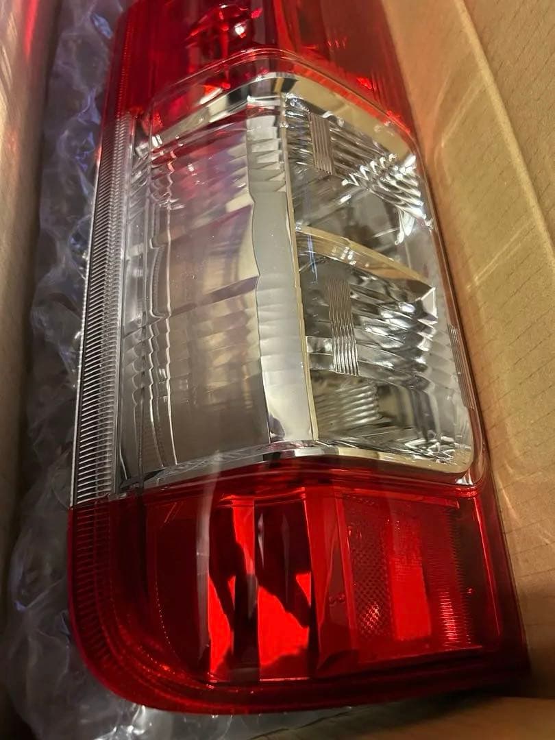 トヨタ純正ハイエースGDH201テールレンズ 右新品未使用