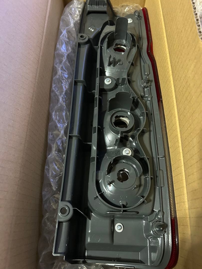 トヨタ純正ハイエースGDH201テールレンズ 右新品未使用