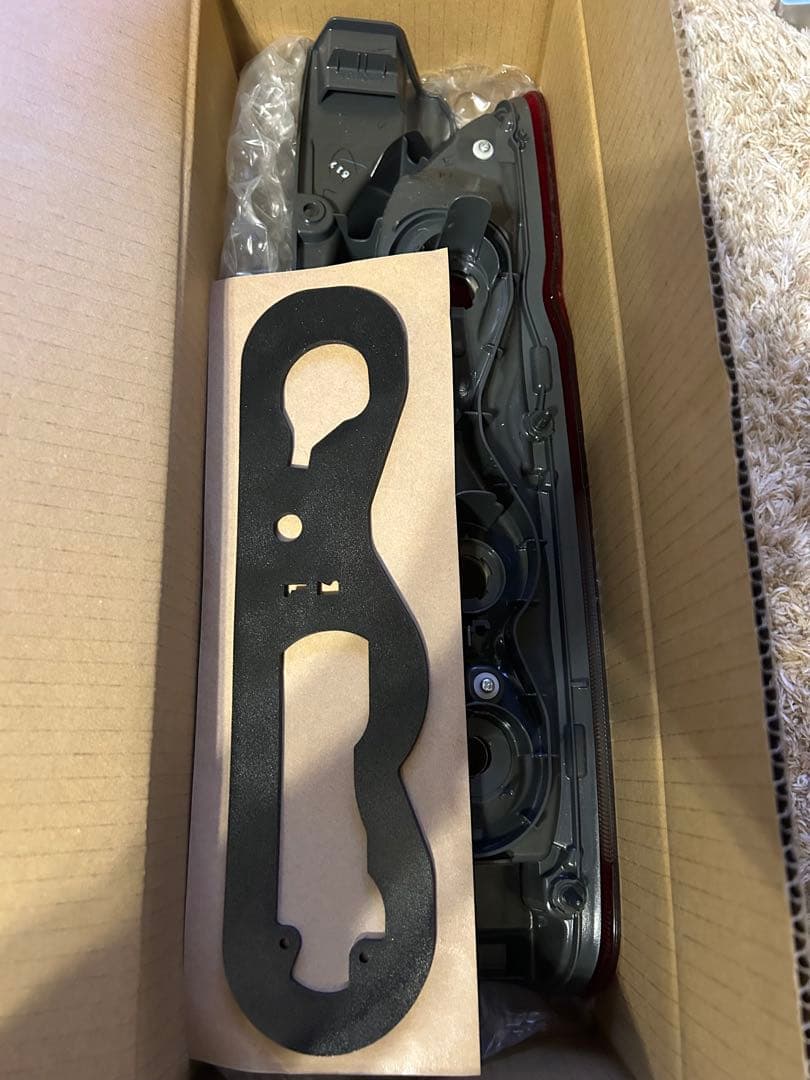 トヨタ純正ハイエースGDH201テールレンズ 右新品未使用