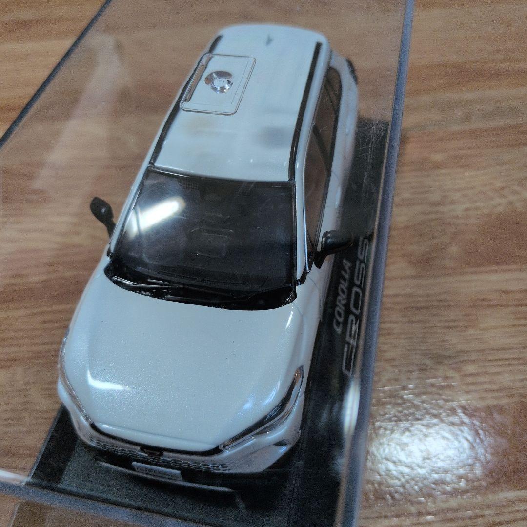 カローラクロス 後期 カラーサンプル プラチナホワイトパール 1/30