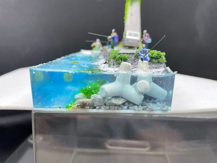 灯台とハリセンボンがいる港　釣り人達　ジオラマ