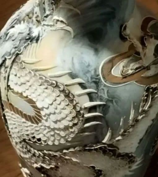 白磁器の花瓶です山水画の上に盛り上がった 立体画の龍ドラゴンが今にも飛び出しそう