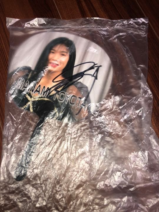 【直筆サイン入り】豊田 真奈美 ミニうちわ 全日本女子プロレス